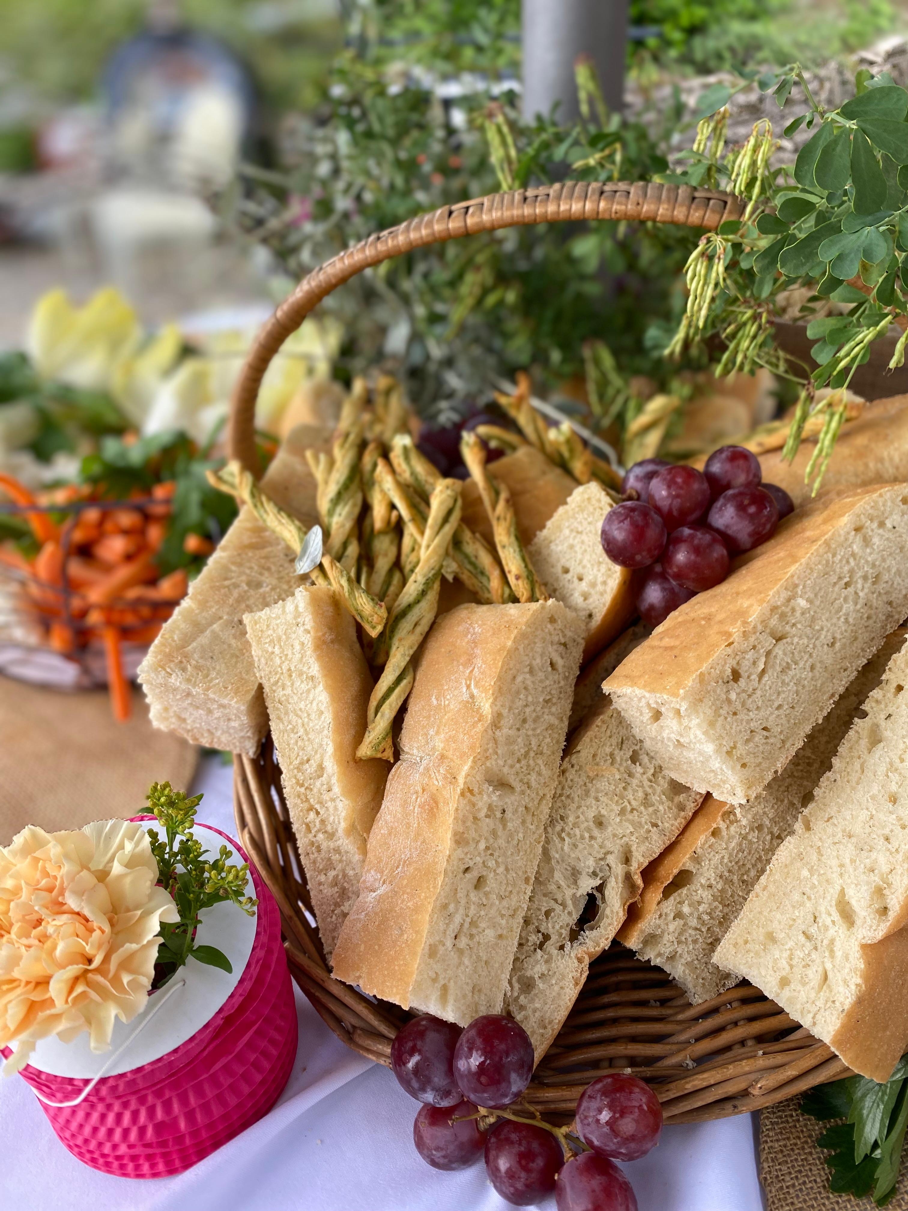 Panier de pain frais avec raisins et herbes